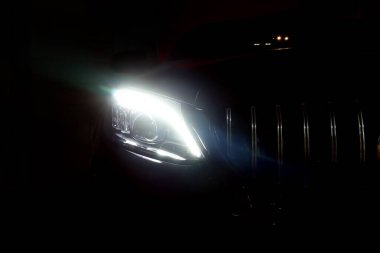 Karanlık garajdaki Mercedes Benz C-Sınıfı C200 Coupe AMG dinamik model parkında müşteriye teslim edilmeden önce bakımı kontrol etmek için kullanıldı.