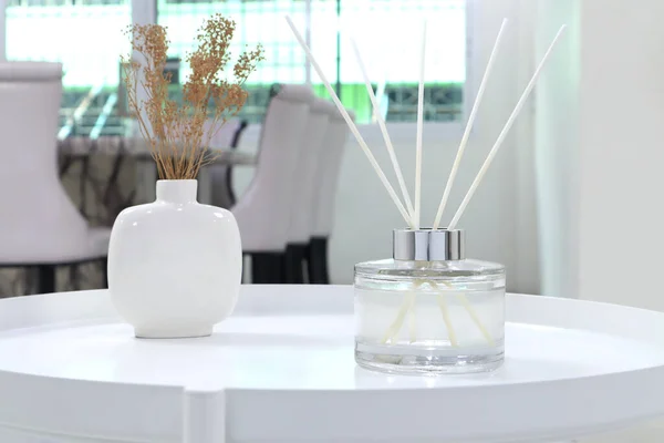 Luxus Aroma Schilfrohr Diffusor Kristallglasflasche Ist Auf Dem Weißen Stahltisch — Stockfoto