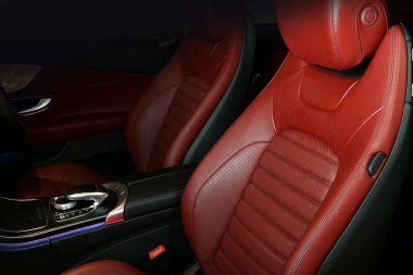Benz c200 coupe AMG dinamik modeli ve seyir subayı kabinin içinde siyah ve kırmızı renkli kevlar dekore temalı güzel bir kırmızı napper deri kova koltuğu.