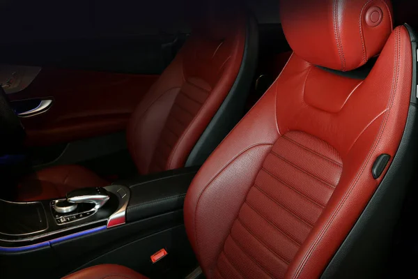 Красивый Красный Подгузник Кожаный Дизайн Ведро Сиденье Benz C200 Купе — стоковое фото