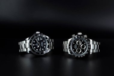 Rolex klasik kol saati seramik model siyah istiridye daimi denizaltı tarihi ve Rolex kol saati modeli kozmograf Daymograph Daytona istiridye sürekli kronometre siyah tabale üzerinde