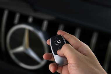 Benz c200 coupe AMG dinamik model Mercedes Benz krom ızgaranın arka planında Benz yıldızı logo parkında