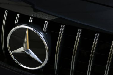 Mercedes Benz krom ızgara ve siyah arkaplanda siyah c sınıfı c200 coupe AMG modeli Benz yıldızı logosu.