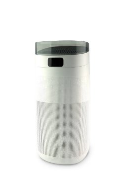 Temiz hava için modern beyaz tasarım hava temizleyicisi beyaz arka planda izole edilmiştir.