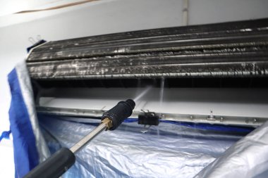 Taşınabilir yüksek basınçlı yıkama ve enjektör tabancası kirli tozu temizlemek ve yıkamak için kullanılıyor. Havayı temizlemek ve soğutmak için havalandırma bobininde.