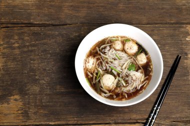 Tayland 'daki erişte dükkanında öğle yemeği sırasında ahşap yemek çubuklarıyla servis edilen meşhur sokak yemekleridir.