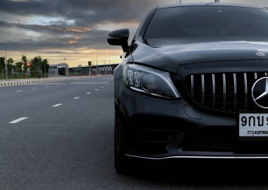 Lüks siyah Mercedes Benz spor arabalı krom ızgara, C sınıfı AMG Coupe Parkı. Gece tren istasyonunun yanındaki yolda.
