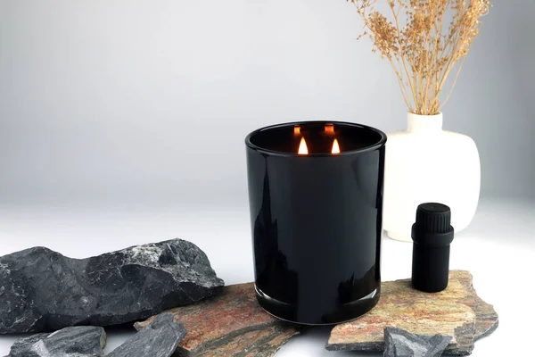 Zwart Brandende Luxe Aromatische Geurkaars Glas Witte Tafel Met Veel — Stockfoto