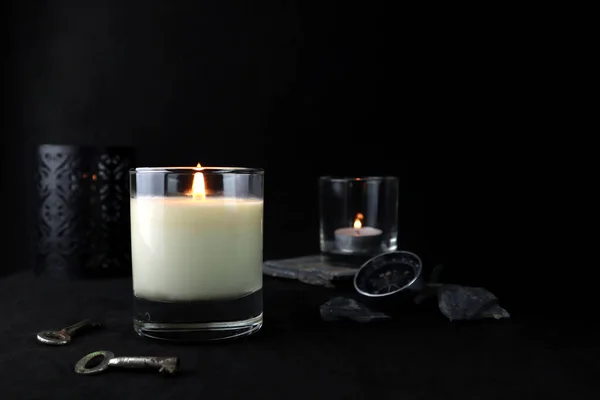 Aromás Illatos Üveg Gyertyák Vannak Fekete Asztalon Sok Kövek Háttér — Stock Fotó
