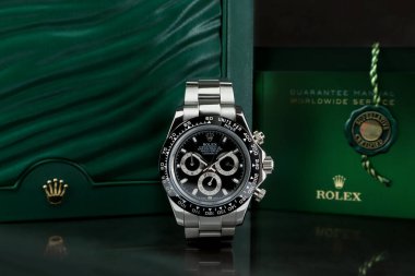 Rolex klasik kol saati seramik kozmograf Daytona model ekran ayna raf masasında Rolex yeşil kutu kaplama logosu, bozuk para ve el kitabı Rolex shop 'ta