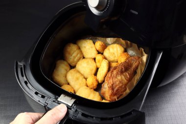 Ev yapımı nugget, peynirli top ve kızarmış tavuk, öğleden sonra aile üyeleriyle öğle yemeği olarak siyah hava fritözü ya da yağsız fritöz kullanılıyor.