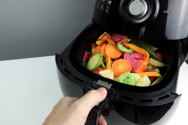 Ev yapımı kızarmış sebzeler ve havuç, patates, kivi, roselle gibi meyveler öğleden sonra aile üyeleriyle öğle yemeği olarak siyah hava fritözü ya da yağsız kızartma aleti kullanılarak pişirilir.