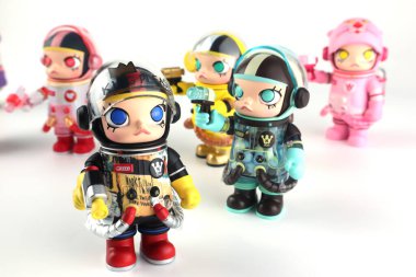 Sanat oyuncakları Molly uzay sürüm 2 koleksiyonu Pop Mart 'tan toplanabilir sevimli oyuncaklar Central World mağazasındaki Pop Mart mağazasında yeni tanıtım etkinliği sırasında sergileniyor.