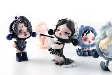Pop Mart 'tan sanat oyuncakları kafatası panda koleksiyonu. Yeni tanıtım modeli etkinliği sırasında Central World alışveriş merkezindeki Pop Mart mağazasında beyaz rafta sevimli oyuncaklar sergileniyor.