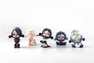 Pop Mart 'tan sanat oyuncakları kafatası panda koleksiyonu. Yeni tanıtım modeli etkinliği sırasında Central World alışveriş merkezindeki Pop Mart mağazasında beyaz rafta sevimli oyuncaklar sergileniyor.