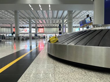 Hong Kong havaalanında ya da Chek Kap Kok Havaalanında bagaj taşıma bandı ya da atlıkarınca