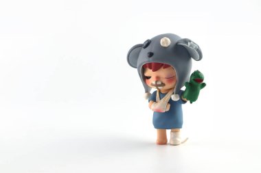 Pop Mart 'tan sanat oyuncakları Hirono çocuk koleksiyonu. Yeni Hiro tanıtım etkinliği sırasında Central World mağazasındaki Pop Mart mağazasında beyaz rafta sevimli oyuncaklar koleksiyonu.