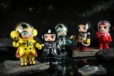 Sanat oyuncakları Molly uzay sürüm 2 koleksiyonu Pop Mart 'tan toplanabilir sevimli oyuncaklar Kenny Wong alışveriş merkezindeki siyah rafta yeni tanıtım sırasında Molly etkinliği sırasında sergileniyor.