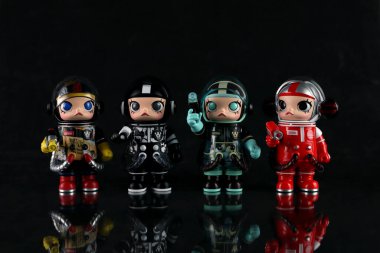 Sanat oyuncakları Molly uzay sürüm 2 koleksiyonu Pop Mart 'tan toplanabilir sevimli oyuncaklar Kenny Wong alışveriş merkezindeki siyah rafta yeni tanıtım sırasında Molly etkinliği sırasında sergileniyor.