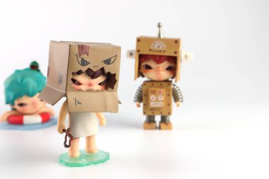 Sanat oyuncakları Hirono sürüm 2 koleksiyonu Pop Mart 'ın kör kutusundan toplanabilir sevimli oyuncaklar Popmart bayrak mağazasının beyaz raf arka planında yeni tanıtım etkinliği Hirono Mis Chief