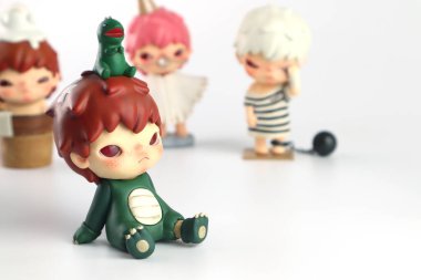 Sanat oyuncakları Hirono sürüm 2 koleksiyonu Pop Mart 'ın kör kutusundan toplanabilir sevimli oyuncaklar Popmart bayrak mağazasının beyaz raf arka planında yeni tanıtım etkinliği Hirono Mis Chief