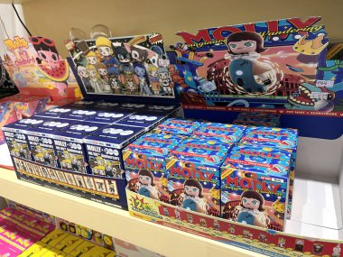 Bangkok 'ta yeni bir mağazanın açılışı sırasında Popmart bayrak mağazasının beyaz rafında Pop Mart' ın gizemli kutusu veya kör kutusu, Molly Imaginary Wandering ve wb 100. üniversite koleksiyonları sergilenmektedir.