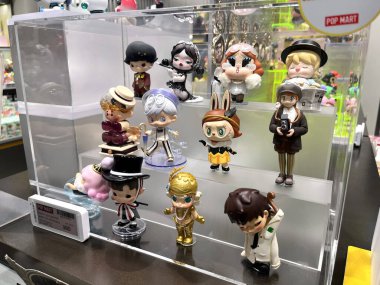 Çin 'deki Pop Mart gizemli kör kutusundan 13. Yıldönümü Kör Kutu Sanat Oyuncağı. Skullpanda, Molly, hirono, dimoo, pino jöle, rafta sulu göz gibi birçok karakter seti.