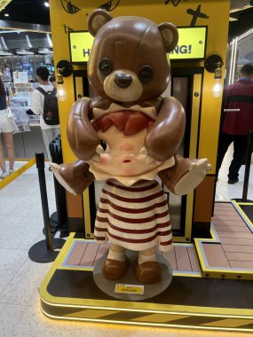 Hirono Mis Chief 'in tanıtım etkinliği sırasında Popmart bayrak mağazasının önünde sergilenen büyük model karakter oyuncakları Hirono versiyonu.