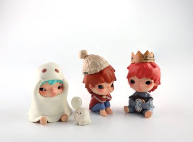 Sanat oyuncakları Hirono versiyon 1 koleksiyonu Pop Mart 'ın kör kutusundan toplanabilir sevimli oyuncaklar Pop Mart bayrak mağazasının beyaz raf arka planında yeni tanıtım etkinliği Hirono diğeri ise