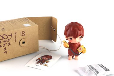 Sanat oyuncakları Hirono versiyon 1 koleksiyonu Pop Mart 'ın kör kutusundan toplanabilir sevimli oyuncaklar Pop Mart bayrak mağazasının beyaz raf arka planında yeni tanıtım etkinliği Hirono diğeri ise