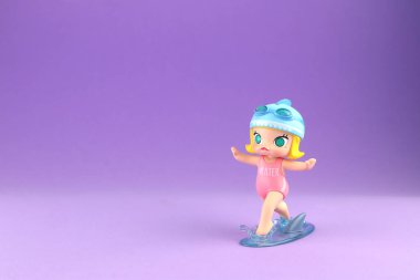 Sanat oyuncakları Molly. Pop Mart 'tan aldığım süper güç koleksiyonum. Pop Mart' ın yeni tanıtım etkinliği sırasında Pop Mart mağazasındaki mor rafta toplanabilir sevimli oyuncaklar sergileniyor.