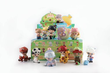 Pop Mart 'ın gizemli kör kutusundan alınmış renkli sanat oyuncağı Dimoo hayvan krallığı koleksiyonu. Popmart bayrak mağazası açılışında beyaz paket seti seti üzerinde gizli olan seti tamamladı.