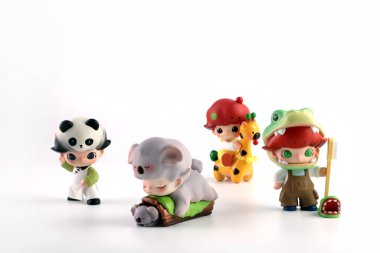 Popmart 'ın yeni sürümü Popmart sınırlı karakter ürünlerinin açılışı sırasında Popmart bayrak mağazasının beyaz rafında sergilenen Pop Mart gizemli kör kutu koleksiyonundan renkli sevimli sanat oyuncağı Dimoo hayvan krallığı koleksiyonu