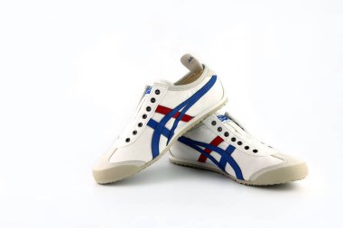 Beyaz renkli Onitsuka Tiger marka spor ayakkabı Meksika 66 numara, Omotesando, Harajuku 'daki Onitsuka Tiger mağazasının beyaz rafında spor ayakkabıları sergileniyor. 