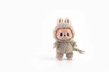 Sanat oyuncakları Labubu anahtarlık koleksiyonu Pop Mart 'ın kör kutusundan toplanabilir sevimli oyuncaklar yeni tanıtım etkinliği labubu macaron bebek sırasında Pop Mart bayrak mağazasının beyaz raf arka planında sergilenir