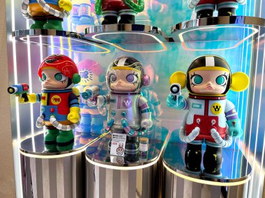 Sanat oyuncakları mega uzay Molly Pop Mart kör kutusundan% 1000 koleksiyon Hong Kong sanatçısının sevimli oyuncak tasarımı Japonya 'nın Harajuku kentindeki Popmart mağazasındaki ayna cam rafta sergileniyor.