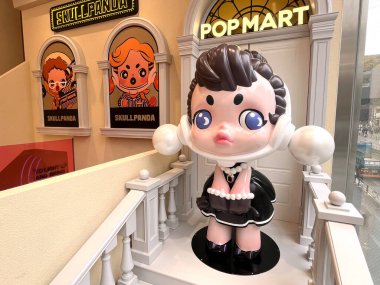 Güzel sanat oyuncakları Skullpanda, Pop Mart 'ın kör kutusundan bir koleksiyon Çin sanatçısı tasarımı, Japonya' nın Harajuku kentindeki Popmart mağazasındaki beyaz ahşap rafta sergilenen sevimli oyuncaklar.