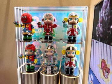 Sanat oyuncakları mega uzay Molly Pop Mart kör kutusundan% 1000 koleksiyon Hong Kong sanatçısının sevimli oyuncak tasarımı Japonya 'nın Harajuku kentindeki Popmart mağazasındaki ayna cam rafta sergileniyor.
