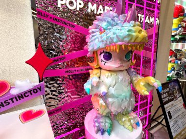 Sanat oyuncakları mega uzay Molly x Instinctoy Pop Mart 'tan% 1000 koleksiyon. Toplanabilir oyuncak koleksiyonu. Hong Kong' lu sanatçı tasarımı Japonya 'nın Harajuku kentindeki Popmart mağazasında ayna cam rafta sergileniyor.