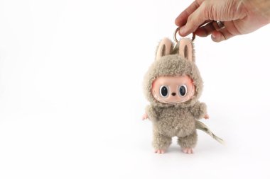 Sanat oyuncakları Labubu anahtarlık koleksiyonu Pop Mart 'ın kör kutusundan toplanabilir sevimli oyuncaklar yeni tanıtım etkinliği labubu macaron şirin bebek sırasında Pop Mart' ın beyaz rafında duruyor.