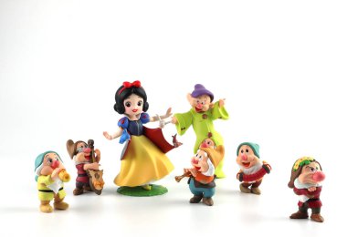 Sanat oyuncakları Cinderella ve Pop Mart 'tan yedi cüce koleksiyonu. Yeni tanıtım etkinliği Disney sırasında Pop Mart bayrak mağazasında beyaz raf arka planında toplanabilir sevimli oyuncaklar sergileniyor.