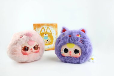 Şirin pofuduk sanat oyuncağı, Baby Three birinci nesil peluş kör kutu Çin markalı bebek kutusu, beyaz masada sergileniyor oyuncakçıdaki güzel kutu paketlerinin arka planında