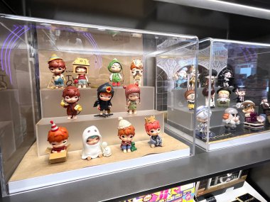 Sanat oyuncakları Hirono versiyon 1 koleksiyonu Pop Mart 'ın kör kutusundan toplanabilir sevimli oyuncaklar Pop Mart bayrak mağazasının beyaz raf arka planında yeni tanıtım etkinliği Hirono diğeri ise