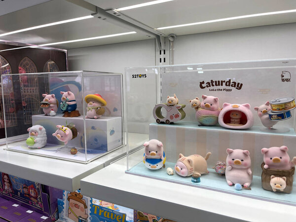 много красивых и красочных коллекция игрушек из 52 игрушки слепой коробке коллекционируемые милые игрушки дисплей на белой полке в 52 игрушки флагманский магазин во время нового релиза промоакции в универмаге