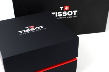 Lüks tasarım paslanmaz çelik saat paketi, marka Tissot PRX modeli beyaz masada güzel bir marka çanta ile birlikte.