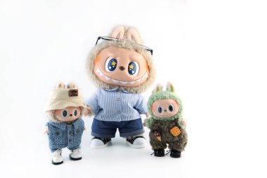 Sanat oyuncakları Labubu benimle takla atıyor Pop Mart 'ın kör kutusundan toplanabilir oyuncak koleksiyonu Pop Mart bayrak mağazasının beyaz raf arka planında yeni çıkan zimomo olay labubu macaron bebeği sırasında sergileniyor.