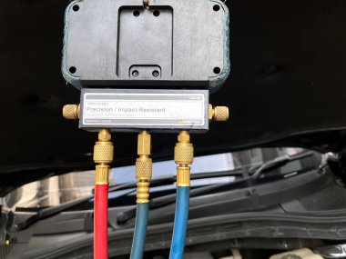 AC manifold guage uzun bir yolculuğa çıkmadan önce araba klima soğutma soğutma sistemi yeniden yükleme işlemi, test basıncı, ac soğutucu r134 r22 bakım sızıntısı garajda kullanılır