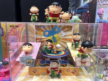52 oyuncak kör kutusundan alınmış bir sürü sevimli ve renkli oyuncak koleksiyonu 52 Toys bayrak mağazasının beyaz rafında sergileniyor. Disney marka promosyonuyla işbirliği içinde.