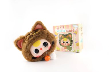 Şirin pofuduk sanat oyuncağı karakteri, Baby Three big eyes serisi pelüş oyuncak bebek kutusu Çin 'den gelen gizemli kutu markalı bebek üç, beyaz masada sergileniyor oyuncakçıdaki güzel paketlerin arka planında