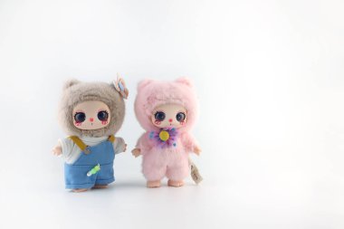 Şirin pofuduk sanat oyuncağı karakter, Liila Lucky Cat serisi peluş oyuncak bebek kutusu Çin 'den gelen gizemli kutu Liilatoy markası, beyaz masada sergileniyor oyuncakçıdaki güzel paketlerin arka planında